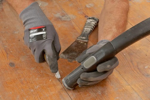 Klargjøring gulvsliping: Gulvet vaskes og renses Klargjøring gulvsliping: Gulvet vaskes og renses